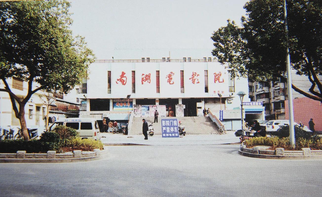 一边亲一边摸下的免费的相关介绍