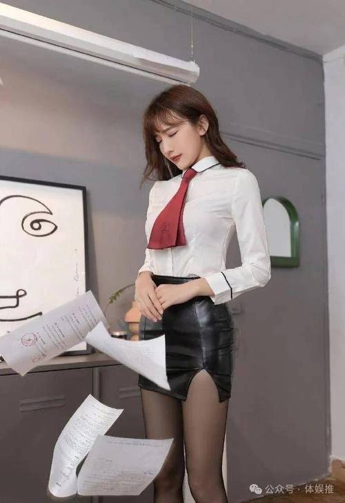 操美女老师的视频的相关介绍