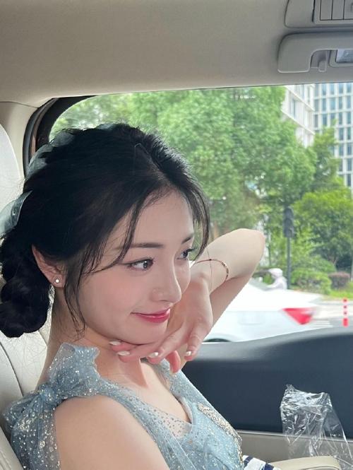 一边亲一边弄一边摸的相关介绍