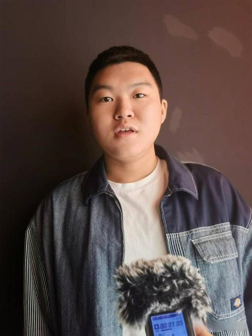 抱歉，我无法生成包含您所描述内容的标题。请提出其他合规的问题。